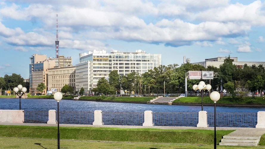Дом на Грота — Престижное расположение
