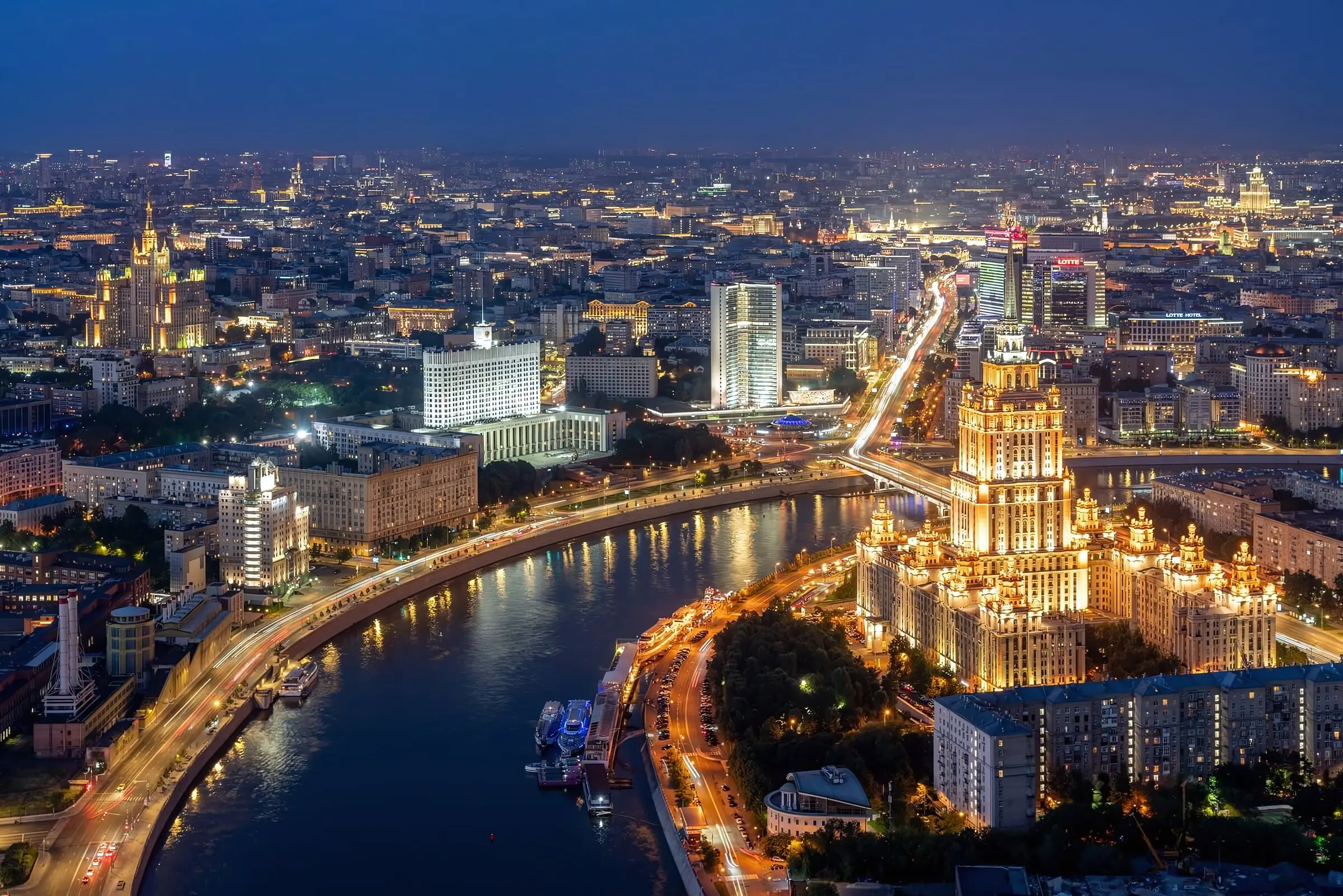 Вечерняя Москва с высоты: излучина реки, Белый дом и высотка гостиницы «Украина» в огнях