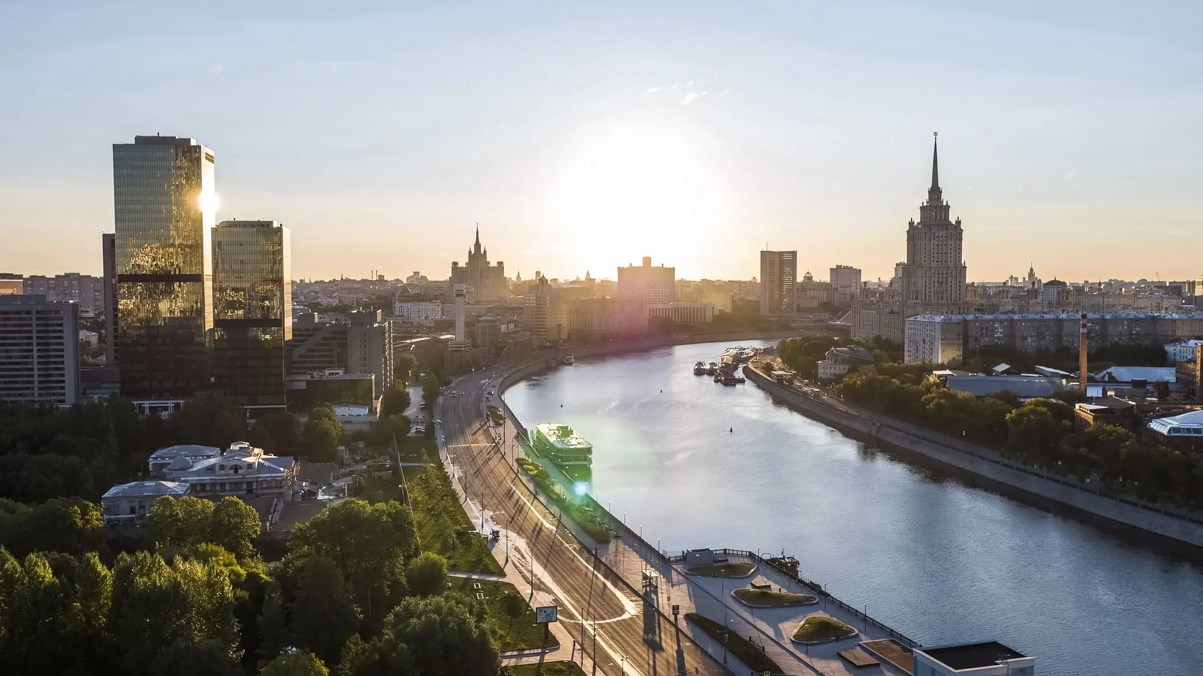 Закат над Москвой-рекой, набережные и высотка на Кудринской